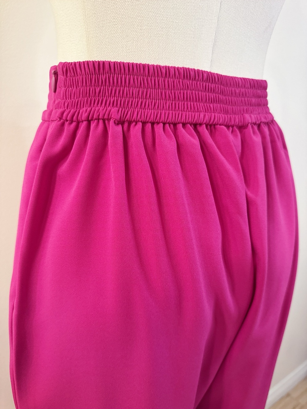 đ Shocking Pink High-Waisted Pleated Pants - Picture 5 of 7